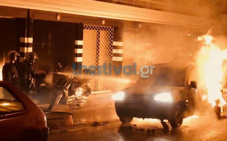 Κάηκαν δέκα οχήματα σε δύο φωτιές που ξέσπασαν τα ξημερώματα στη Θεσσαλονίκη